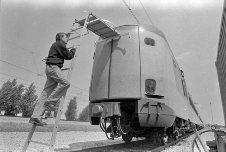 849709 Afbeelding van de demonstratie van een speciale trap voor het schoonmaken van de cabineramen van een electrisch ...